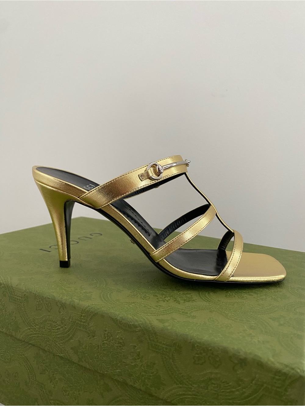 GUCCI $920 horsebit-detail leather sandals, 35.5, new with small defects